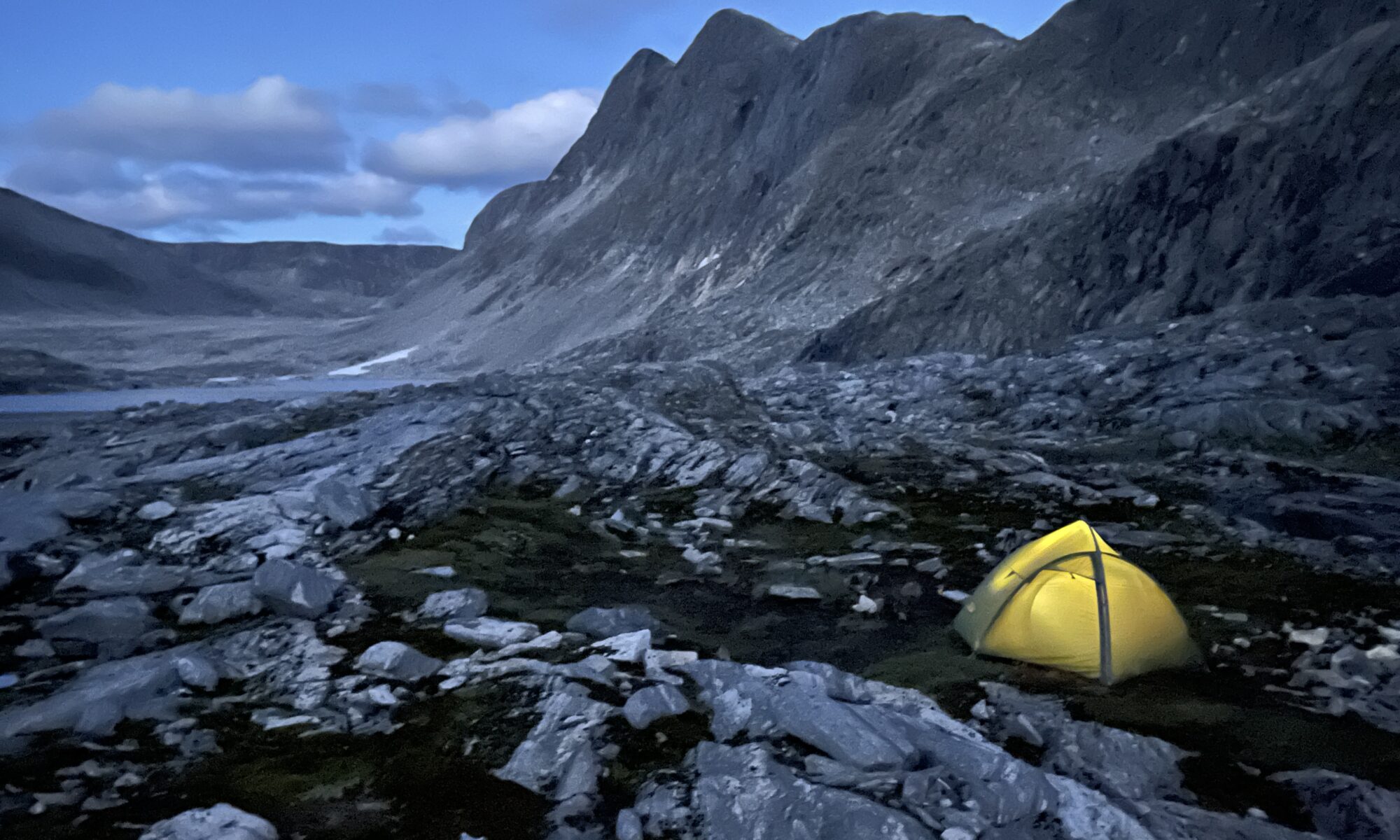 Overnattingstur i telt ved Isglupvatnet i Trollstigen området - Sandra Wolgast