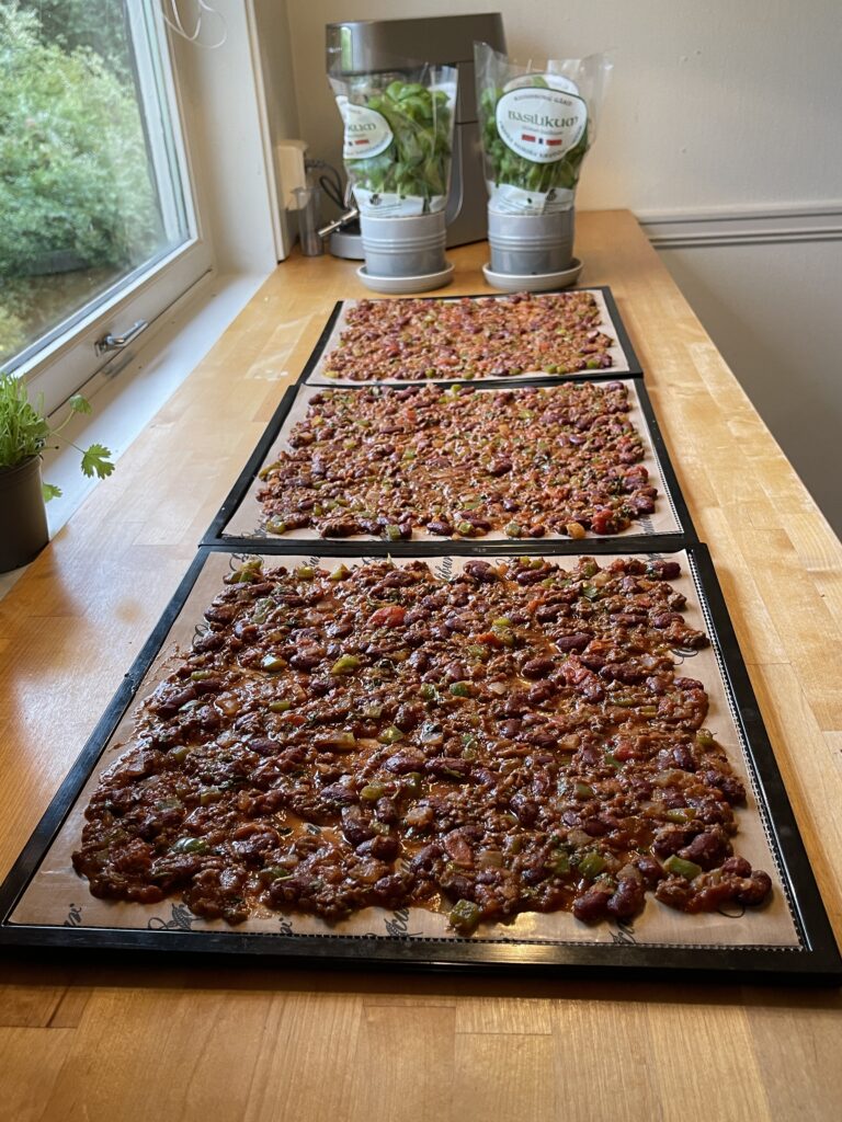 Chili con carne som er klar til å tørke i en tørkemaskin/dehydrator. Deilig med hjemmelaget turmat. Oppskriften finner du på wolgast.no