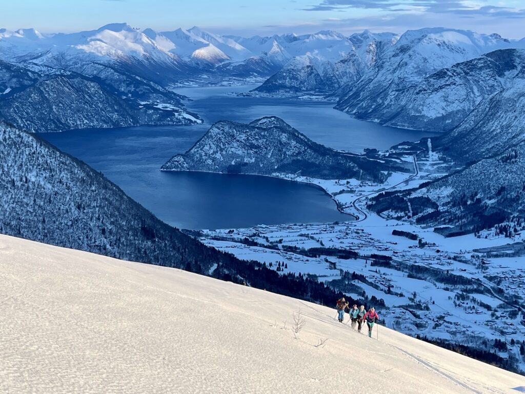 En gruppe skiløpere på vei opp Kaldtinden i Måndalen - Sandra Wolgast