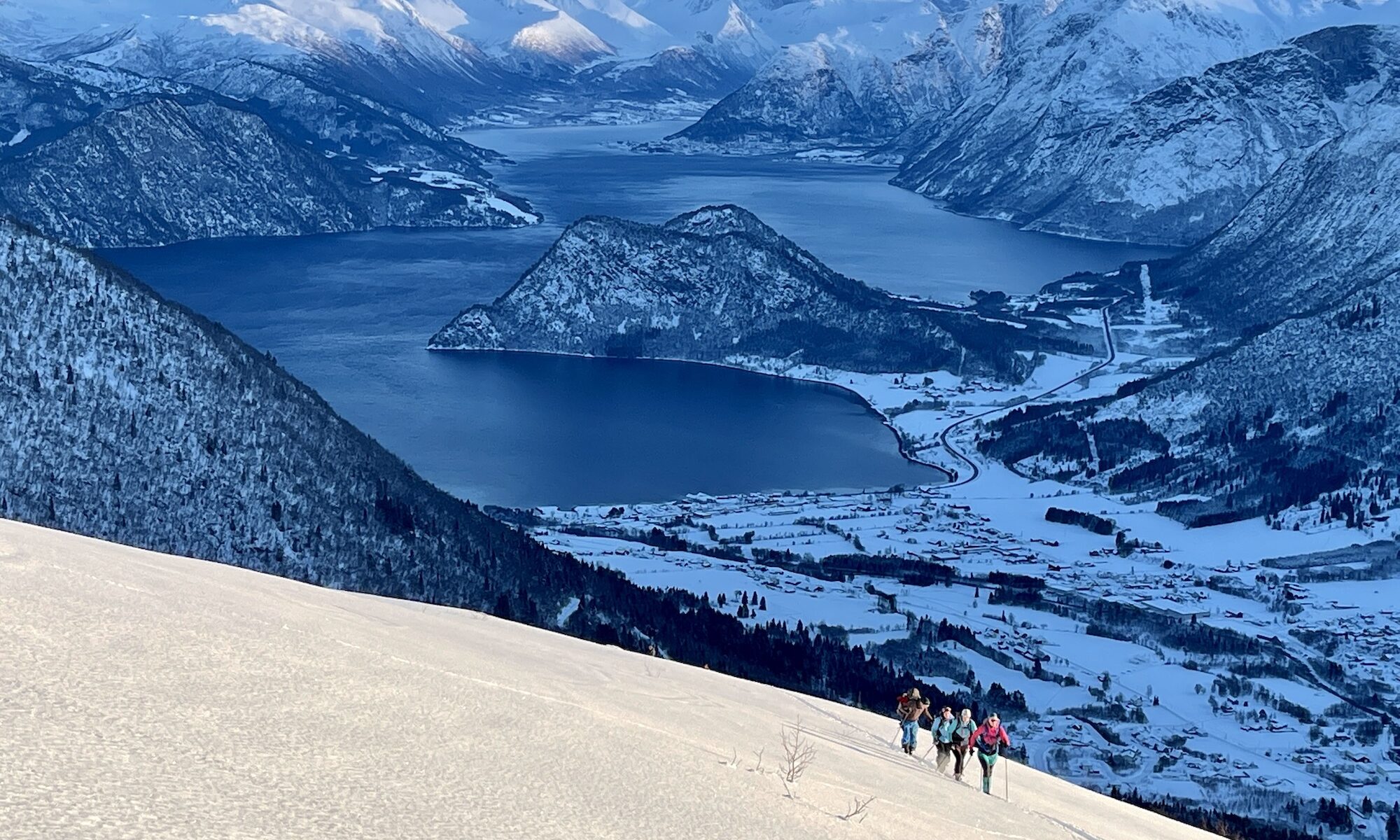En gruppe skiløpere på vei opp Kaldtinden i Måndalen - Sandra Wolgast
