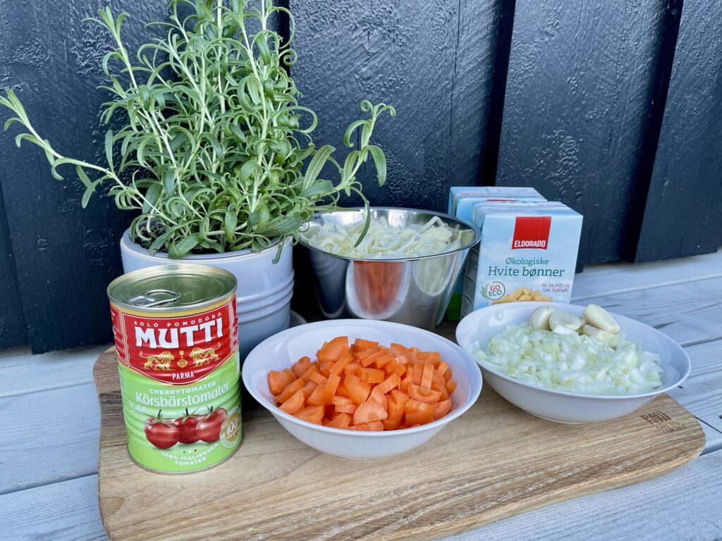 Ingrediensene til pasta med hvite bønner og grønnsaker