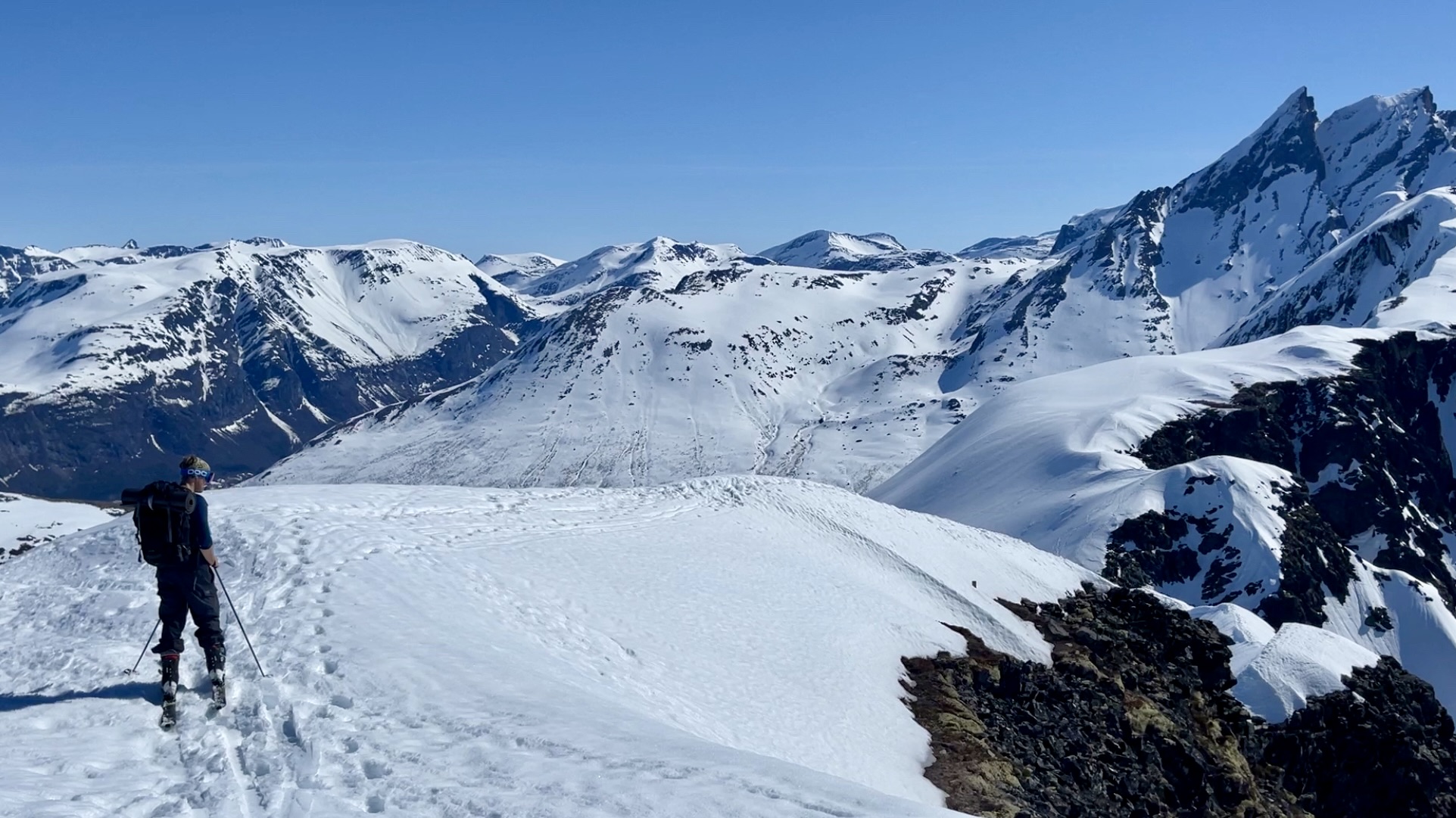 Skitur til toppen av Mjølvajellet med utsikt mot Store Vengetinden i Isfjorden - Sandra Wolgast