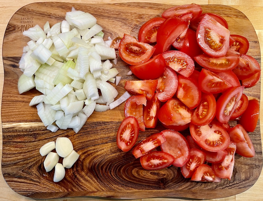 Ferske ingredienser til hjemmelaget tomatsuppe.