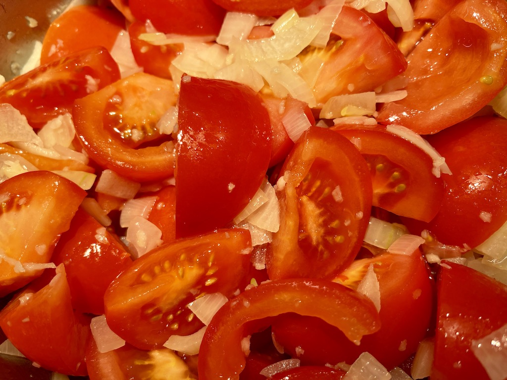 Ingrediensene til tomatsuppe som stekes.
