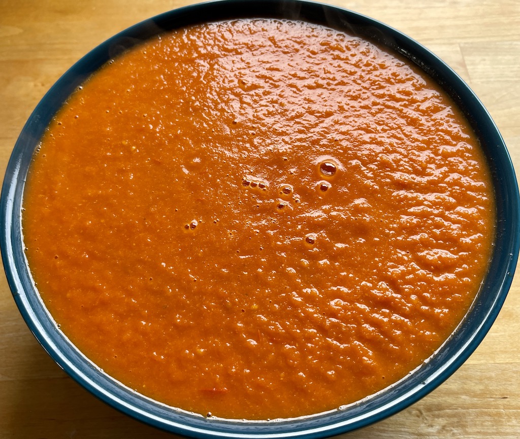 Ferdig tomatsuppe før den skal tørkes i en mattørker eller dehydrator.