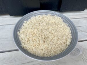 Ris som er tørket i en dehydrator.