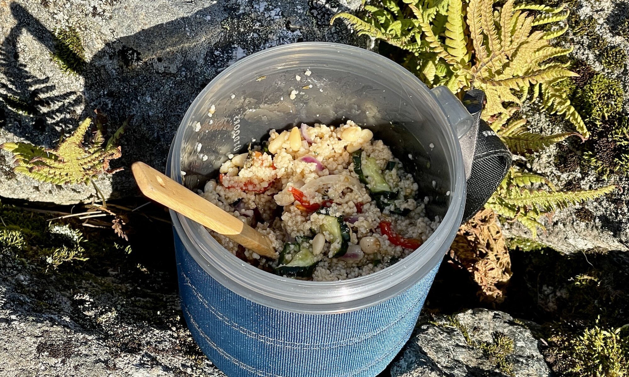 Couscous salat med mynte og pinjekjerner, en deilig salat til tur som rehydreres med kaldt vann.