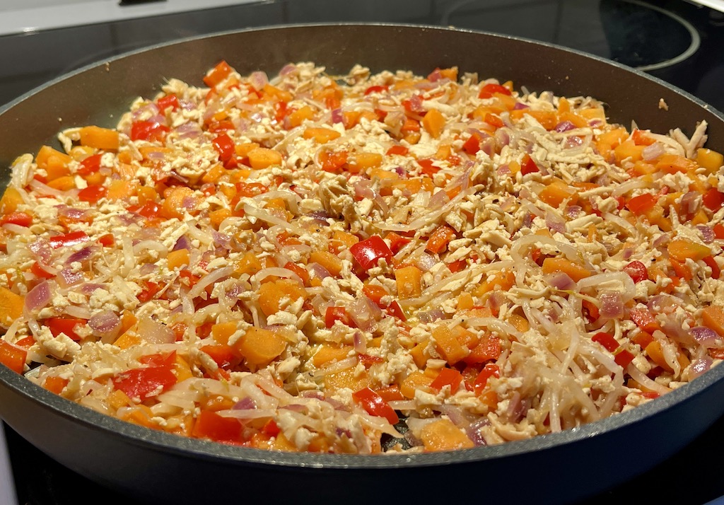 Vegetable and tofu mixture ready to be dehydrated for the dinner Pad Thai with tofu and shrimps