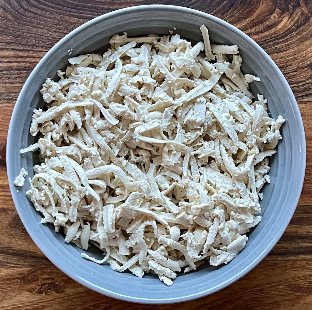 Tofu til Pad Thai matretten. Tofuen er revet grovt slik at det rehydreres bedre etter tørking i en dehydrator.