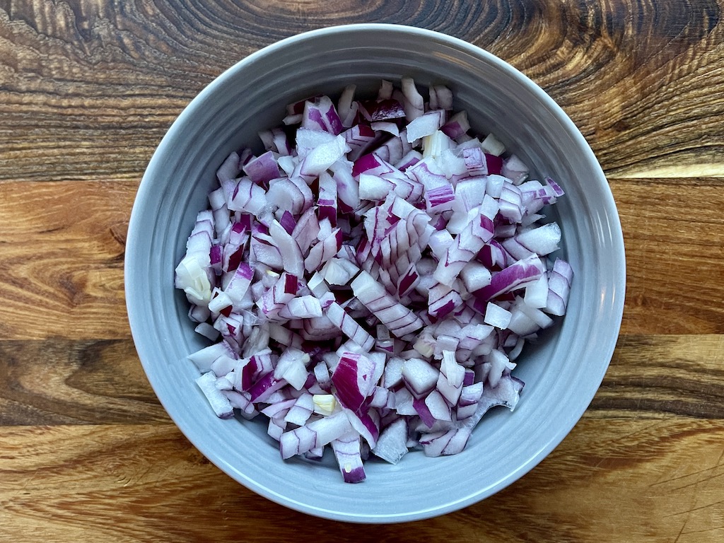 Rødløk er en ingrediens til Pasta Carbonara -en enkel turmiddag som kan tørkes hjemme.